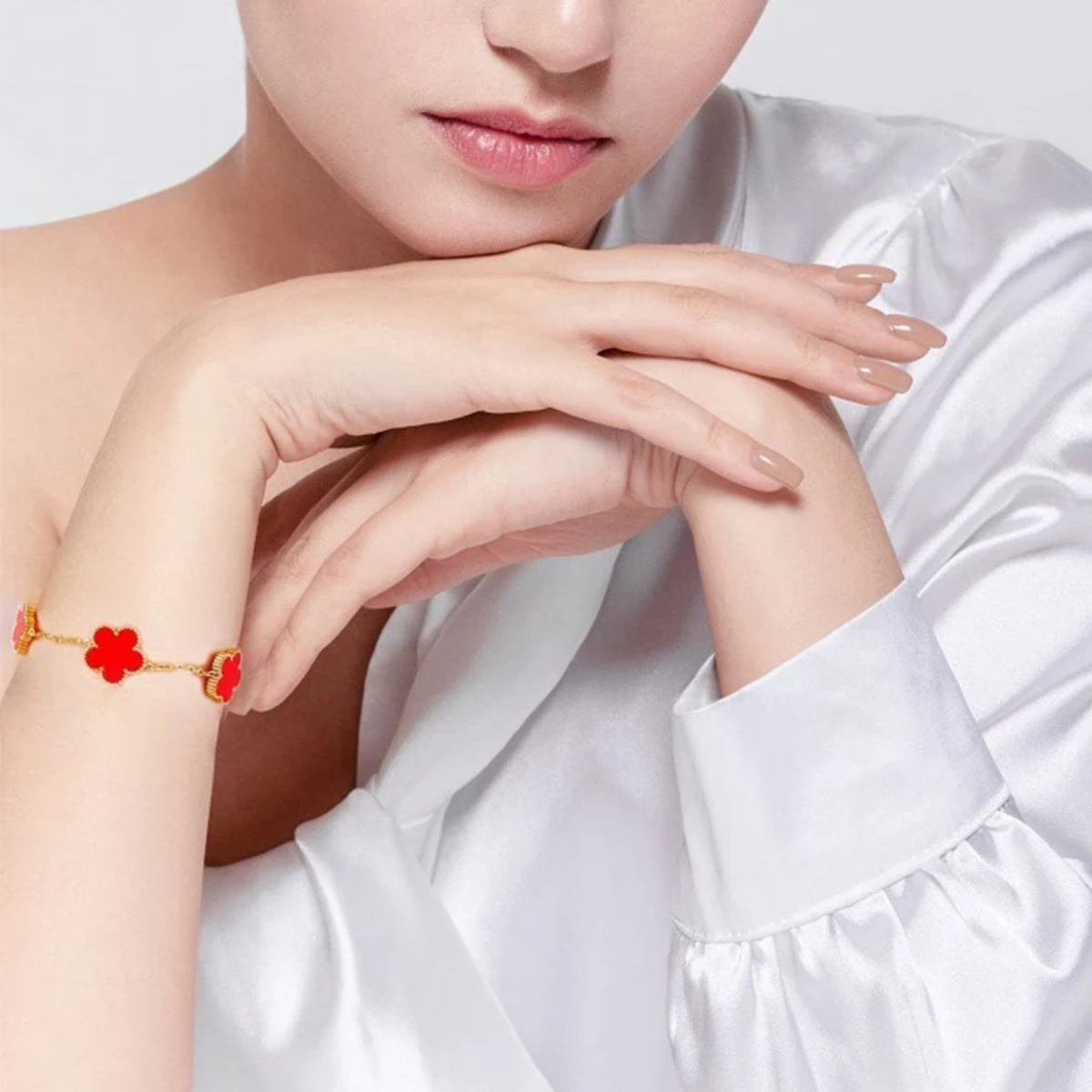 LuxeFlower: Elegant Gold-Plated Chain Bracelet