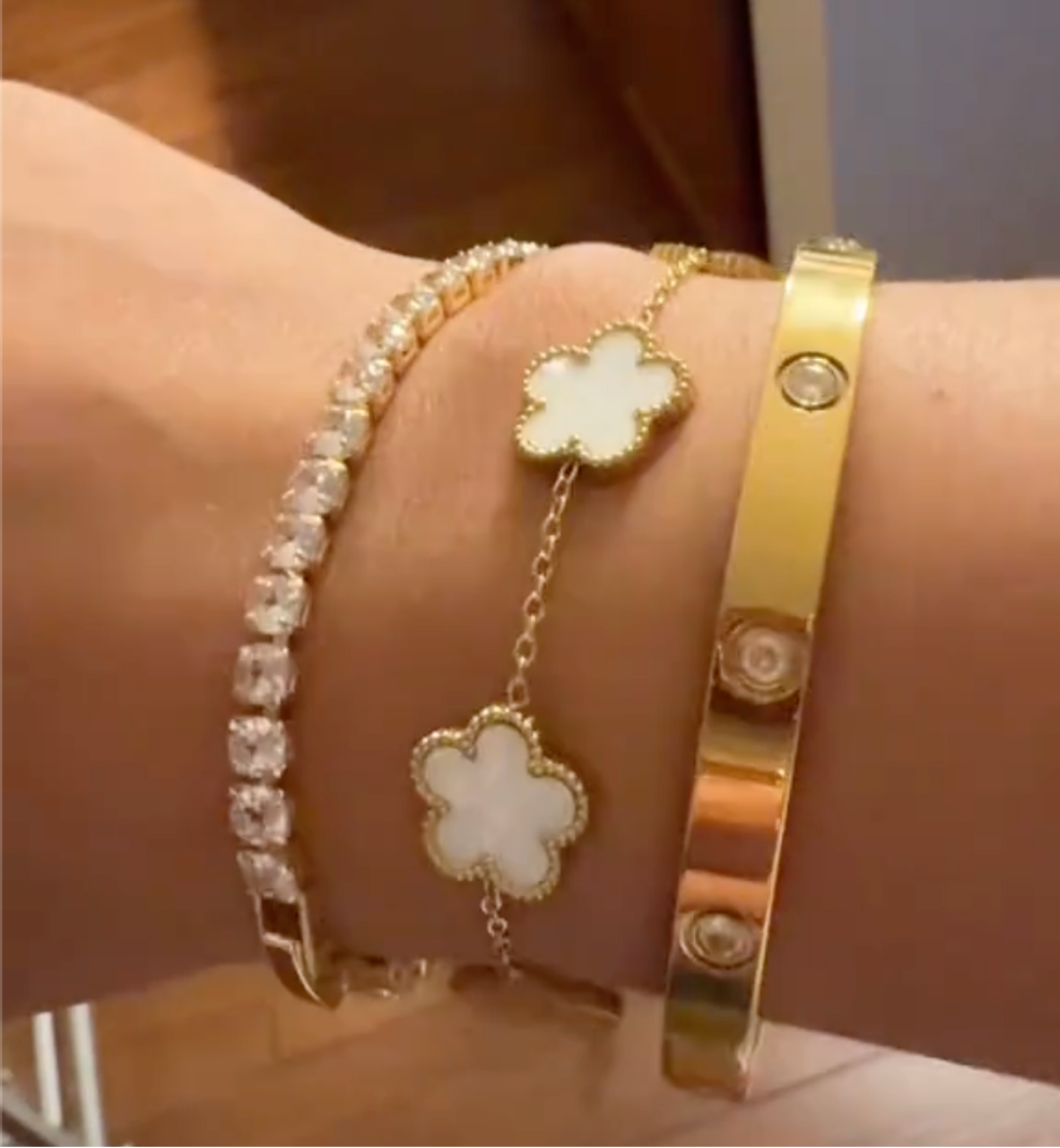 LuxeFlower: Elegant Gold-Plated Chain Bracelet