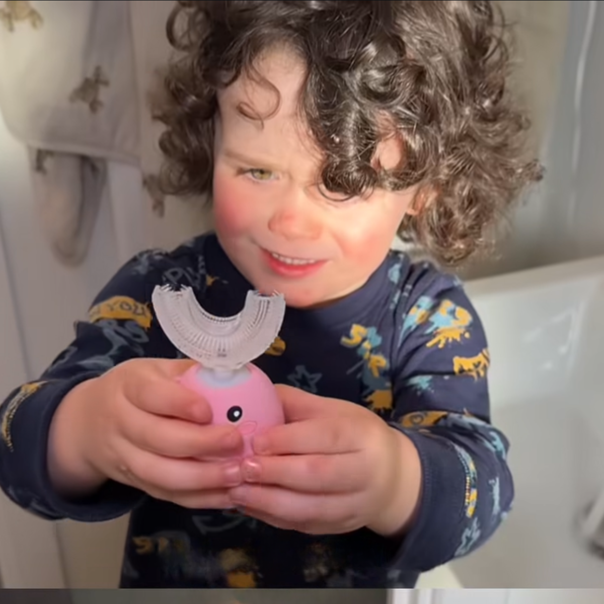 Toothy Time Brush: Sparkling Smiles Made Simple, The U-Shaped Electric Toothbrush for Kids